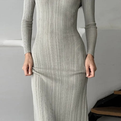 Este vestido é verdadeiramente versátil. Perfeito para ocasiões que vão desde jantares elegantes a festas especiais, o Vestido Longo Carlene Cor Cinza é tão versátil quanto você. Use-o com confiança e transforme-se na estrela da noite.