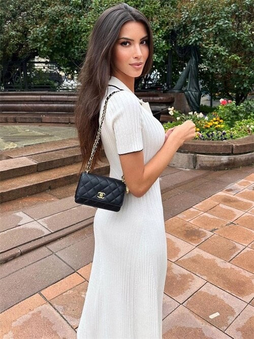 Explore o encanto atemporal da moda feminina com o Vestido Longo Laurenn, uma criação exclusiva das Lojas Nobrelo. Nossos estilistas talentosos desenharam esta peça com a missão de proporcionar elegância inigualável a você.