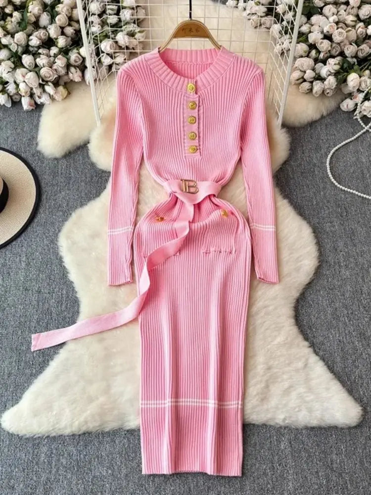 O Vestido Longo de Inverno com Manga Longa Serena foi criado para mulheres que desejam unir elegância e conforto em uma única peça.