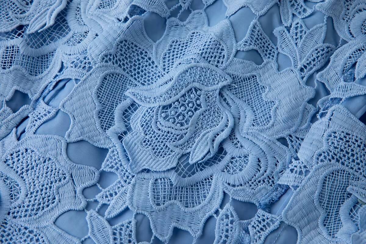 Vestido Curto Pietra com Bordado de Flores 3D