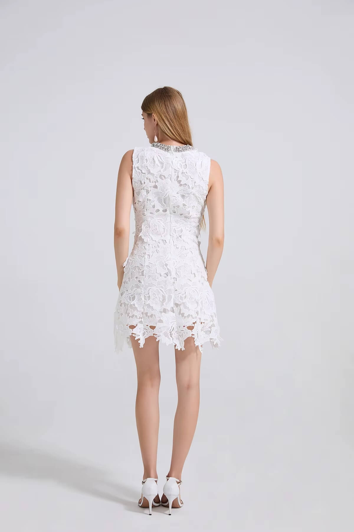 Vestido Curto Pietra com Bordado de Flores 3D