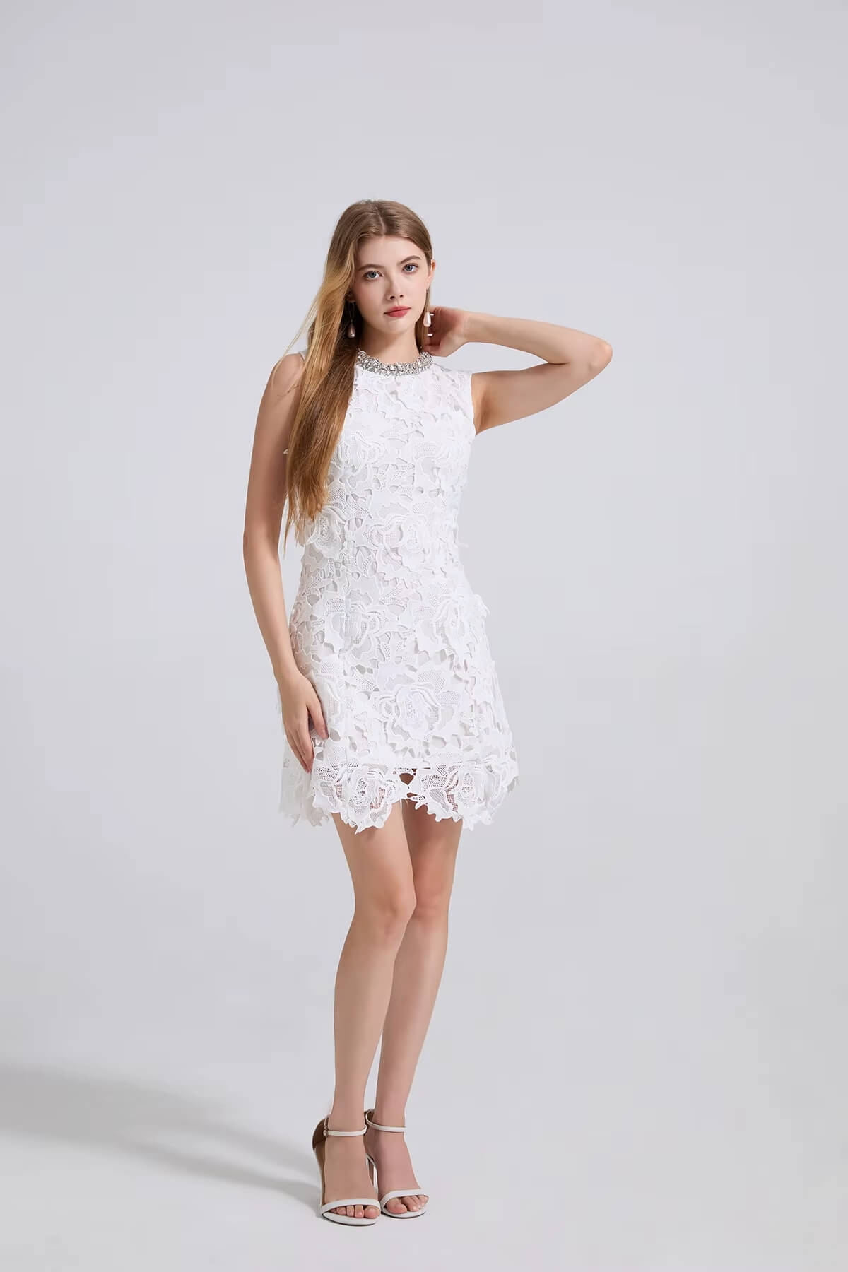 Vestido Curto Pietra com Bordado de Flores 3D