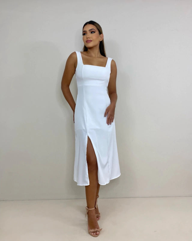 O Vestido Midi com Fenda - Elisa é a peça que combina perfeitamente com qualquer ocasião. Desenvolvido para mulheres que não abrem mão da sofisticação, este vestido é confeccionado em Crepe Premium, um tecido que garante um caimento impecável, conforto excepcional, e um visual elegante sem esforço.