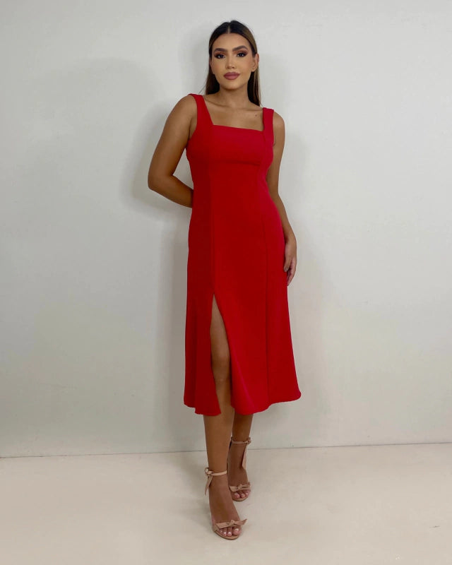 O Vestido Midi com Fenda - Elisa é a peça que combina perfeitamente com qualquer ocasião. Desenvolvido para mulheres que não abrem mão da sofisticação, este vestido é confeccionado em Crepe Premium, um tecido que garante um caimento impecável, conforto excepcional, e um visual elegante sem esforço.