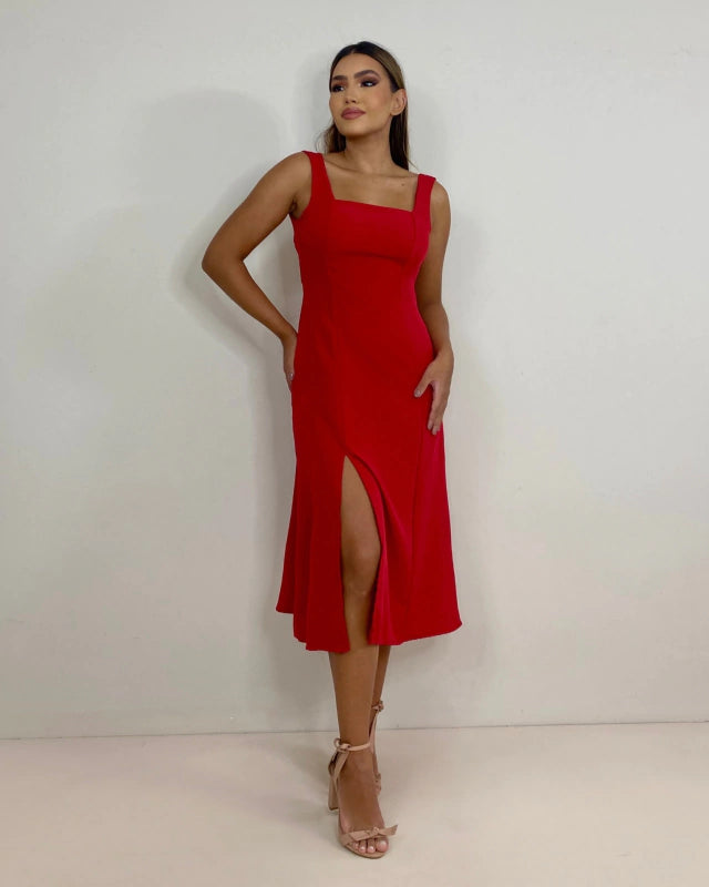 O Vestido Midi com Fenda - Elisa é a peça que combina perfeitamente com qualquer ocasião. Desenvolvido para mulheres que não abrem mão da sofisticação, este vestido é confeccionado em Crepe Premium, um tecido que garante um caimento impecável, conforto excepcional, e um visual elegante sem esforço.
