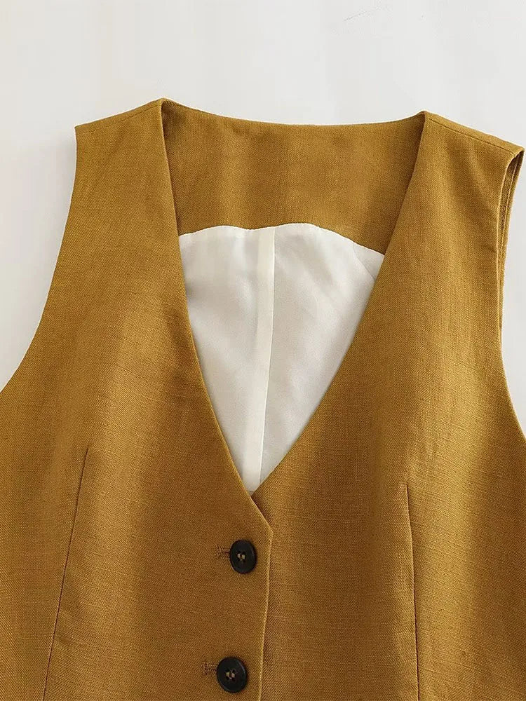 O Conjunto Feminino de Alfaiataria Colete e Calça Cáqui foi pensado para mulheres que valorizam elegância com atitude. Com um design contemporâneo e acabamento refinado, ele é ideal para composições versáteis, que transitam facilmente entre o look executivo e o estilo fashion.