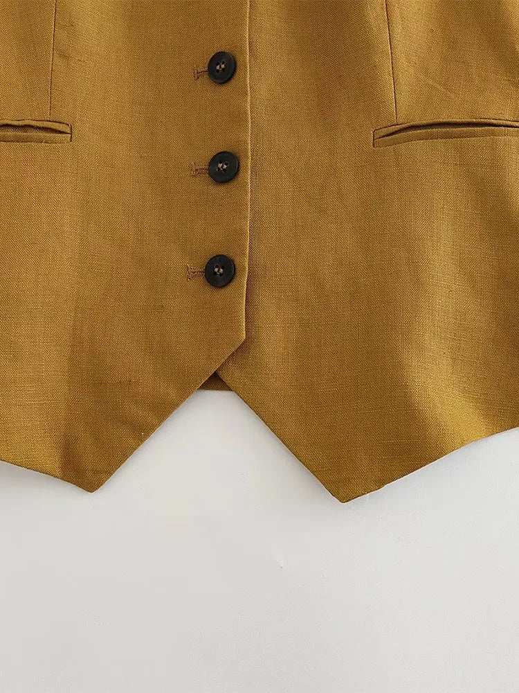 O Conjunto Feminino de Alfaiataria Colete e Calça Cáqui foi pensado para mulheres que valorizam elegância com atitude. Com um design contemporâneo e acabamento refinado, ele é ideal para composições versáteis, que transitam facilmente entre o look executivo e o estilo fashion.