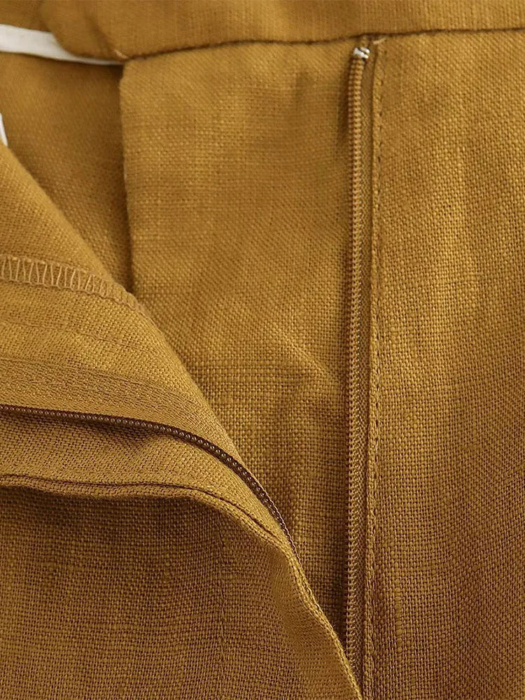 O Conjunto Feminino de Alfaiataria Colete e Calça Cáqui foi pensado para mulheres que valorizam elegância com atitude. Com um design contemporâneo e acabamento refinado, ele é ideal para composições versáteis, que transitam facilmente entre o look executivo e o estilo fashion.