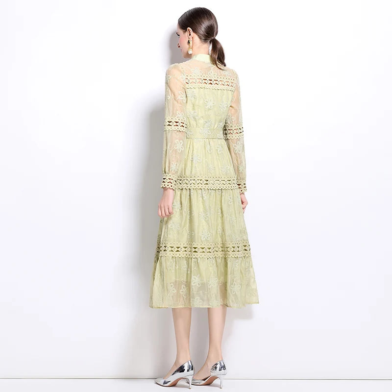Descubra o equilíbrio perfeito entre luxo e delicadeza com este vestido de renda midi exclusivo da Nobrelo. 