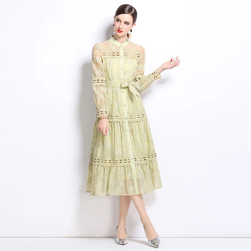 Descubra o equilíbrio perfeito entre luxo e delicadeza com este vestido de renda midi exclusivo da Nobrelo. 