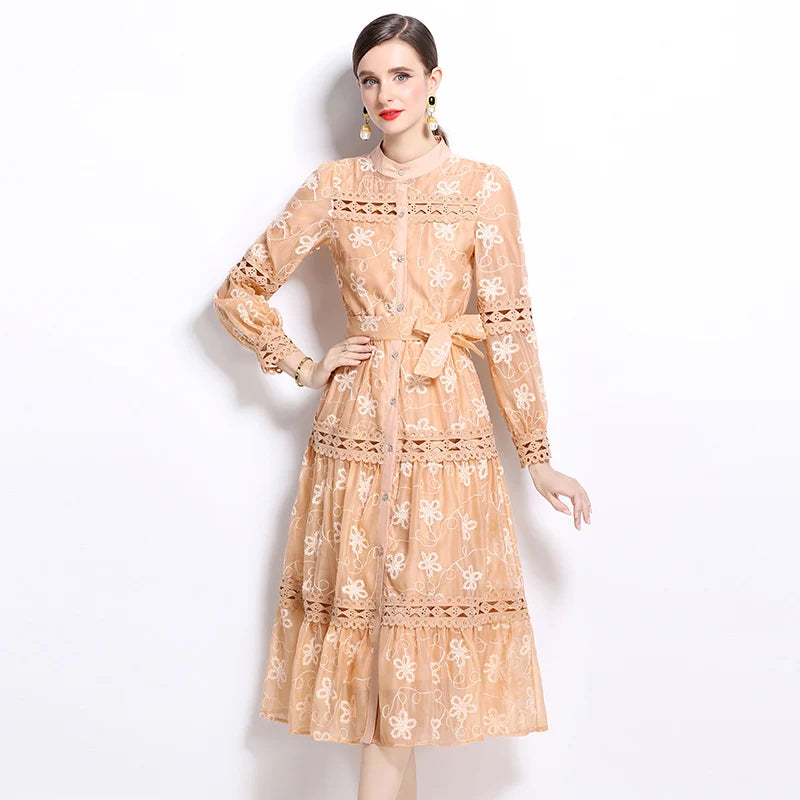 Descubra o equilíbrio perfeito entre luxo e delicadeza com este vestido de renda midi exclusivo da Nobrelo. 