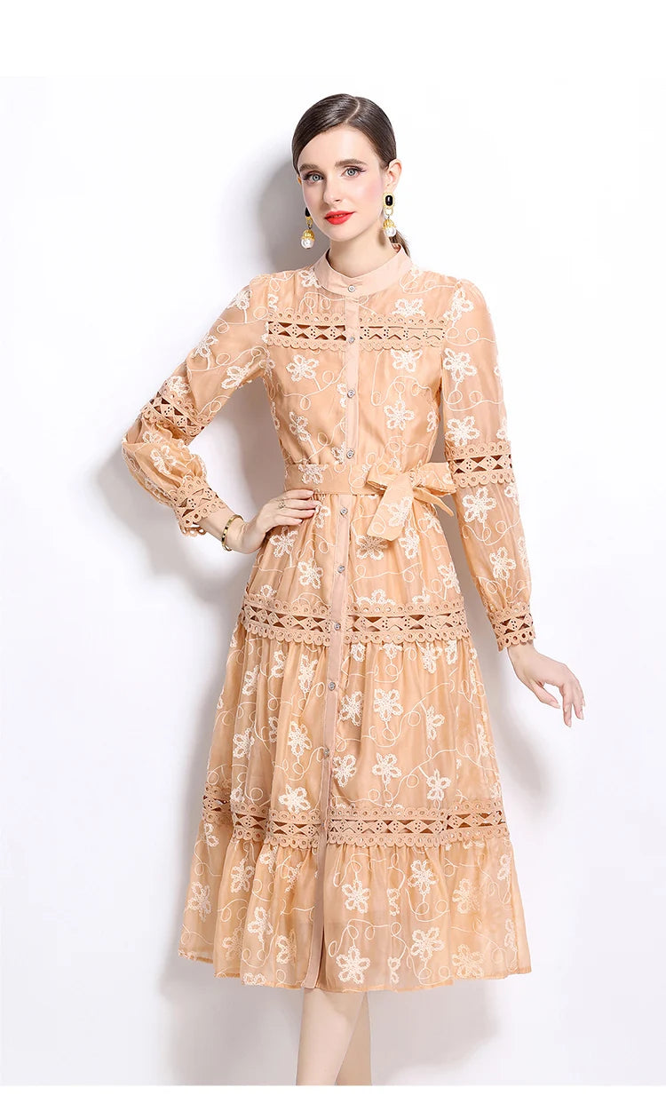 Descubra o equilíbrio perfeito entre luxo e delicadeza com este vestido de renda midi exclusivo da Nobrelo. 