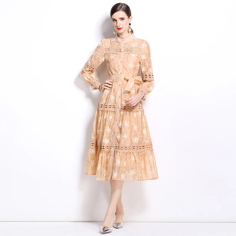 Descubra o equilíbrio perfeito entre luxo e delicadeza com este vestido de renda midi exclusivo da Nobrelo. 
