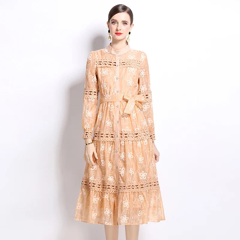Descubra o equilíbrio perfeito entre luxo e delicadeza com este vestido de renda midi exclusivo da Nobrelo. 