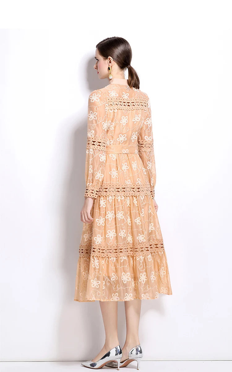 Descubra o equilíbrio perfeito entre luxo e delicadeza com este vestido de renda midi exclusivo da Nobrelo. 