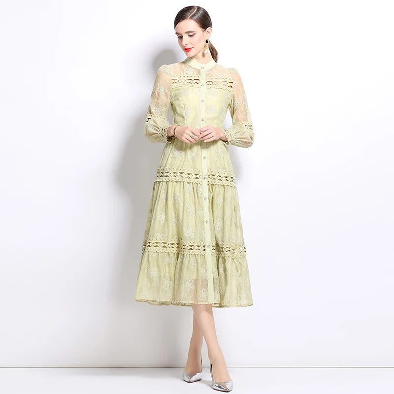 Descubra o equilíbrio perfeito entre luxo e delicadeza com este vestido de renda midi exclusivo da Nobrelo. 