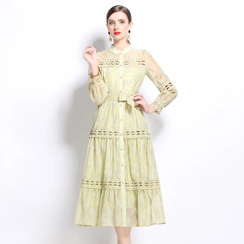 Descubra o equilíbrio perfeito entre luxo e delicadeza com este vestido de renda midi exclusivo da Nobrelo. 