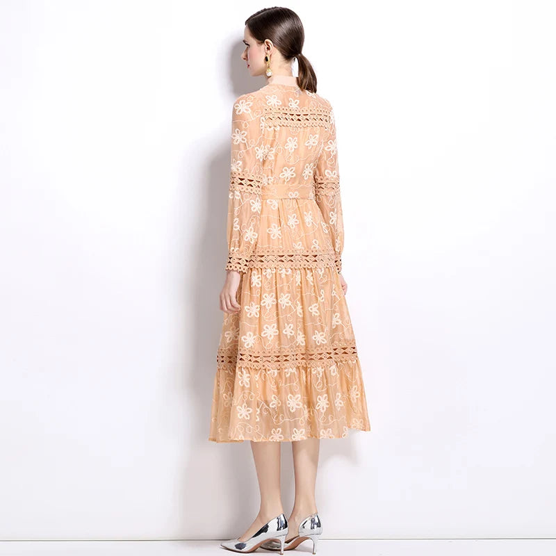 Descubra o equilíbrio perfeito entre luxo e delicadeza com este vestido de renda midi exclusivo da Nobrelo. 