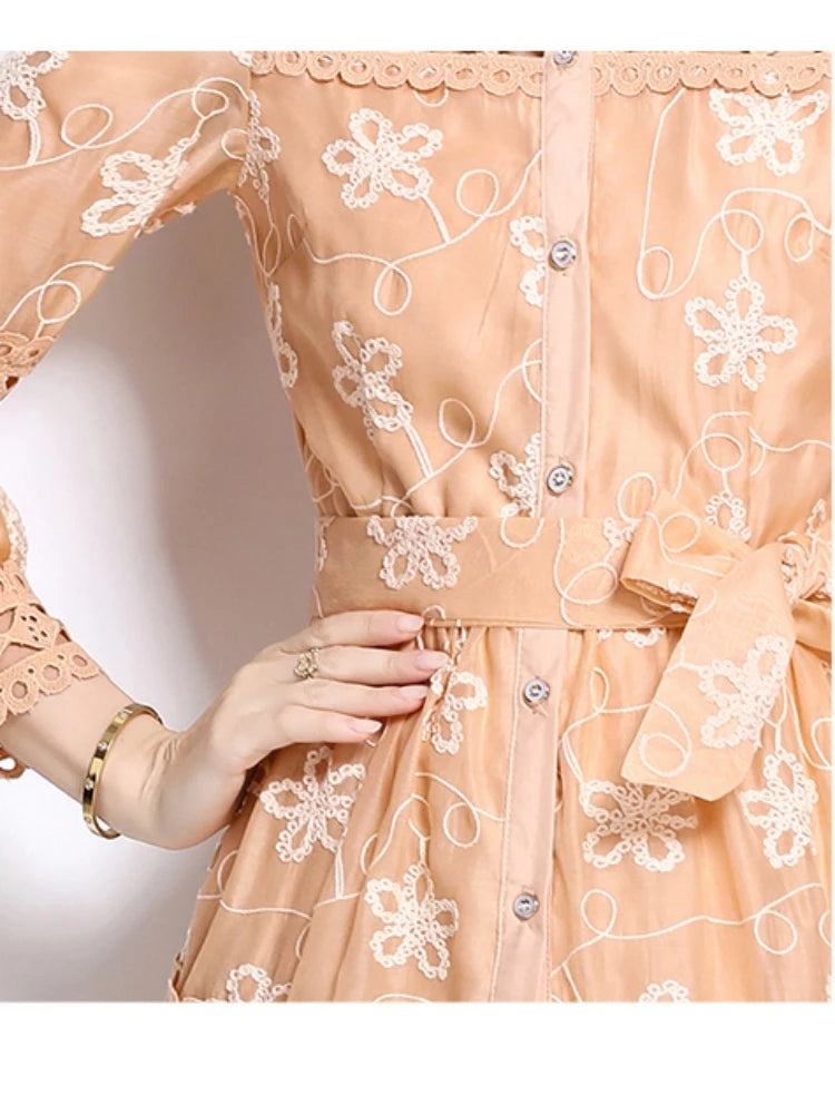 Descubra o equilíbrio perfeito entre luxo e delicadeza com este vestido de renda midi exclusivo da Nobrelo. 