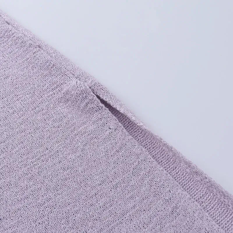 Esta peça exclusiva é uma declaração de estilo que destaca a individualidade de cada mulher. Vista-se com confiança e destaque-se em qualquer ocasião com o Vestido Eva Roxo.