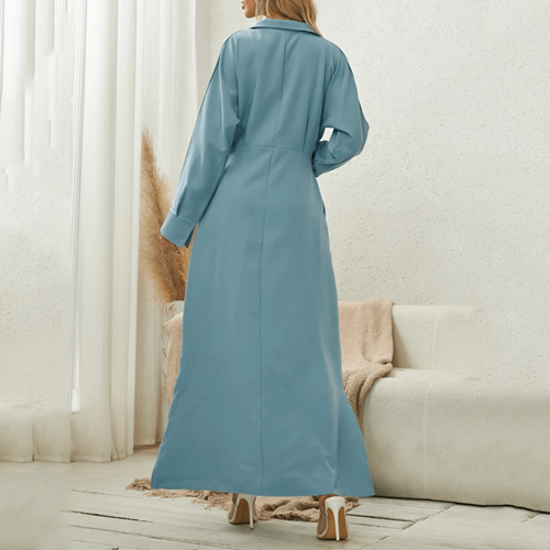 Entre na elegância do azul deslumbrante com o Vestido Longo Azul Priscila da Nobrelo. Este vestido é a escolha perfeita para mulheres que desejam adicionar um toque de glamour e cor às suas ocasiões especiais.