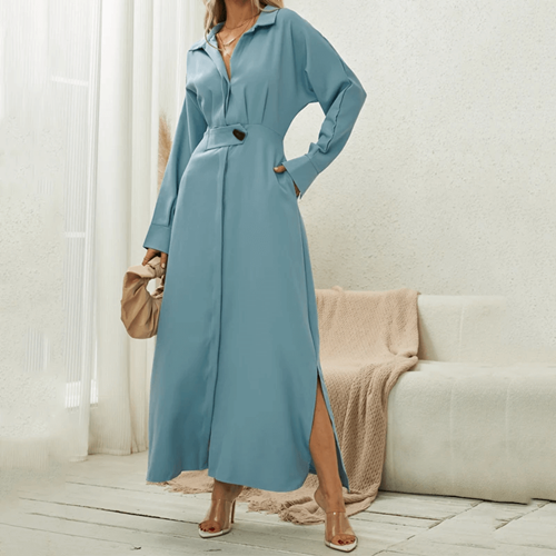 Entre na elegância do azul deslumbrante com o Vestido Longo Azul Priscila da Nobrelo. Este vestido é a escolha perfeita para mulheres que desejam adicionar um toque de glamour e cor às suas ocasiões especiais.