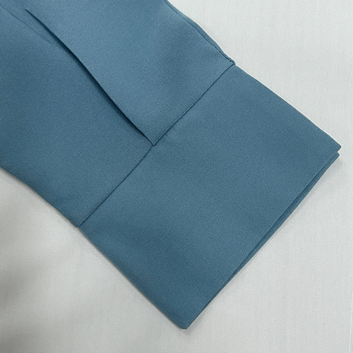 Entre na elegância do azul deslumbrante com o Vestido Longo Azul Priscila da Nobrelo. Este vestido é a escolha perfeita para mulheres que desejam adicionar um toque de glamour e cor às suas ocasiões especiais.