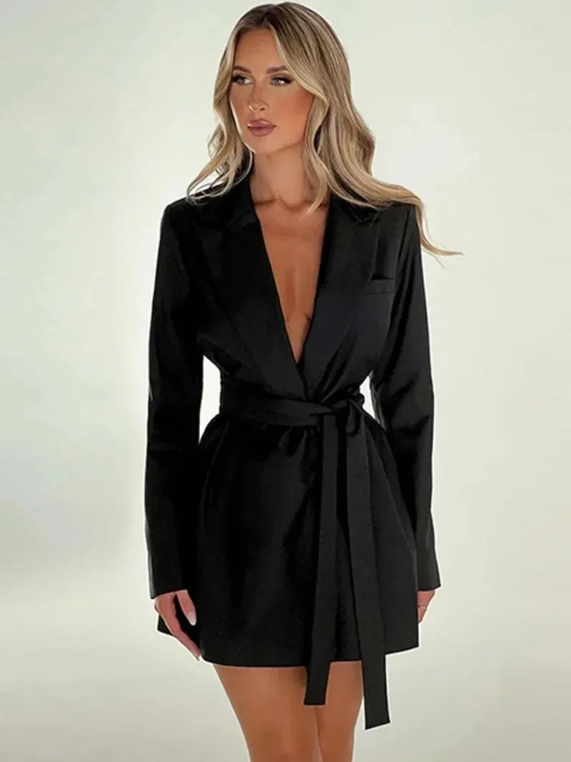 Vestido Preto Curto Manga Longa - Elevando o clássico "pretinho básico" a novos patamares, este vestido é a definição de versatilidade e elegância, oferecendo um toque de glamour a cada uso.