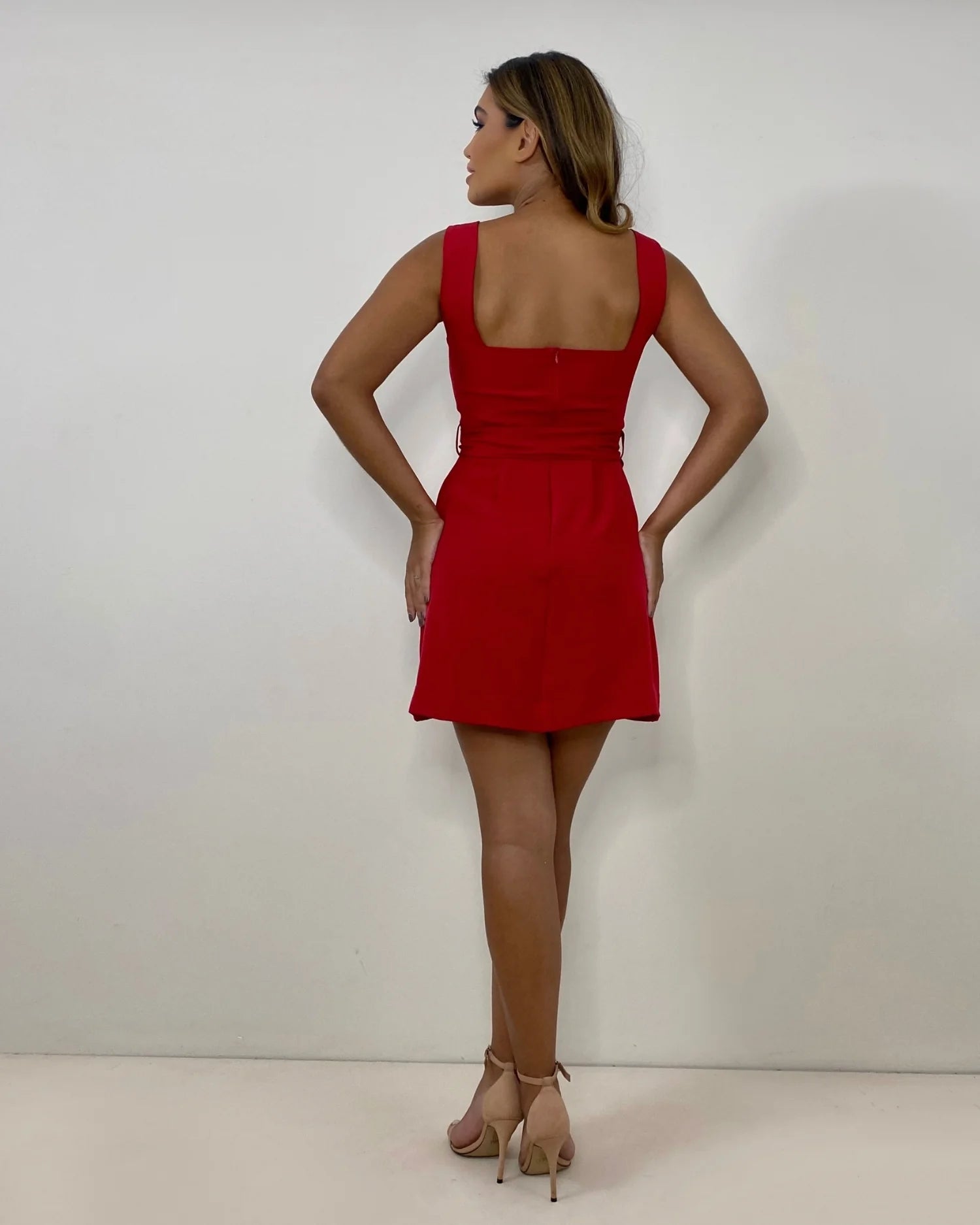 O Vestido Curto com Amarração na Lateral Eloise é a escolha ideal para quem busca uma peça que une sofisticação e extremo conforto. 