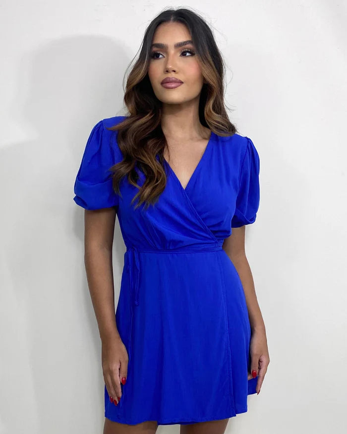 O Vestido Cybele foi pensado para oferecer praticidade e estilo. Ele conta com cordão ajustável na cintura e elástico no punho, garantindo um ajuste perfeito ao corpo.
