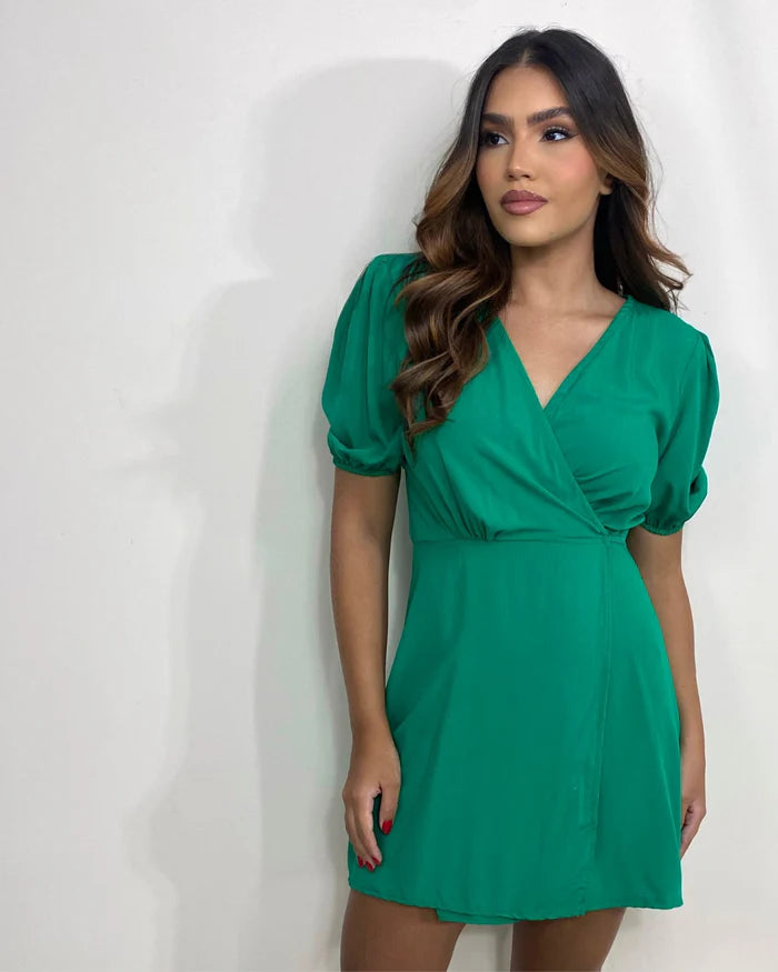 O Vestido Cybele foi pensado para oferecer praticidade e estilo. Ele conta com cordão ajustável na cintura e elástico no punho, garantindo um ajuste perfeito ao corpo.