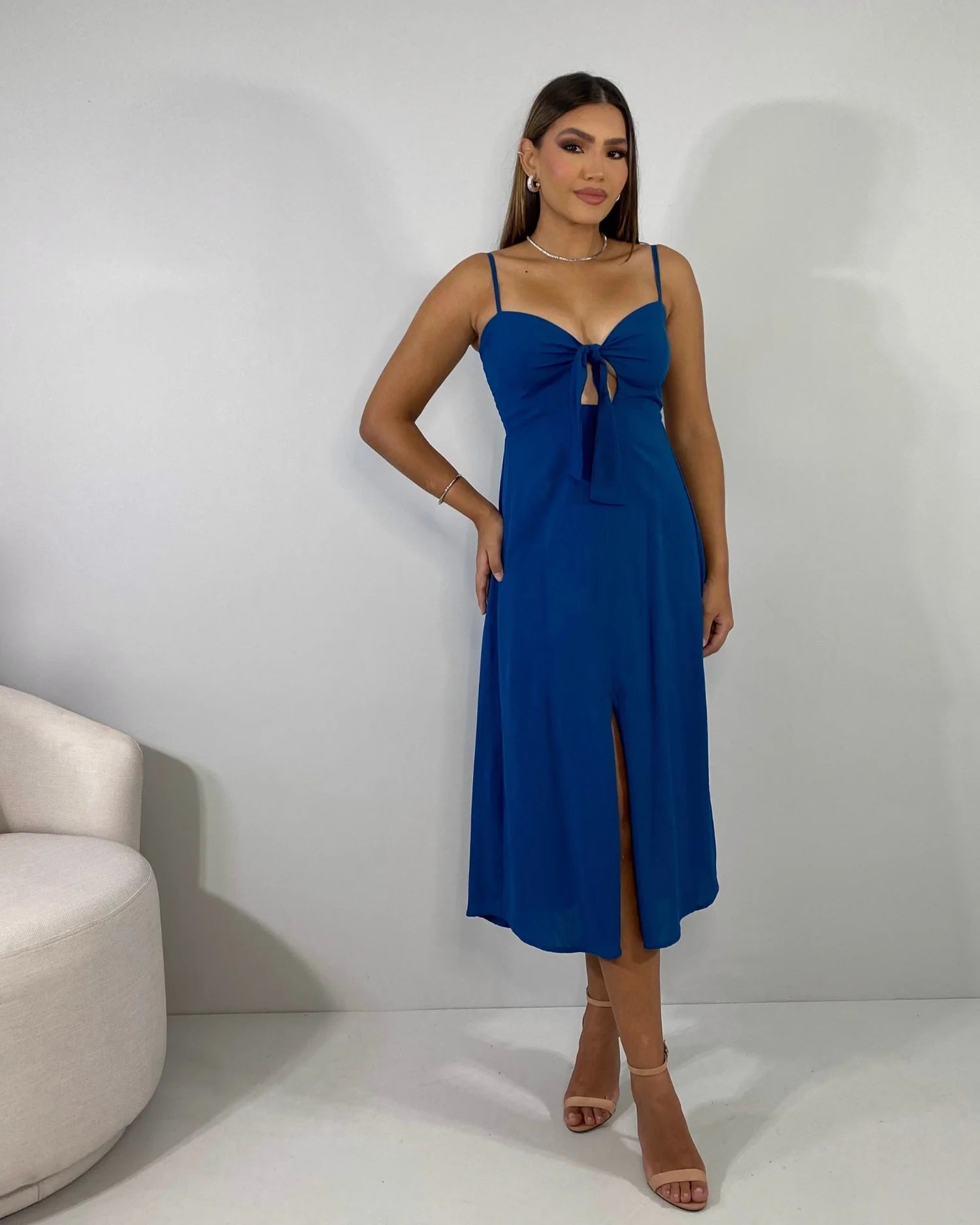 O Vestido Midi com Fenda Bella é a combinação perfeita de elegância e conforto para a mulher moderna. Feito em Viscolinho, um tecido que une a suavidade da viscose com a naturalidade do linho, ele oferece um toque macio, um caimento fluido, e um visual sofisticado.