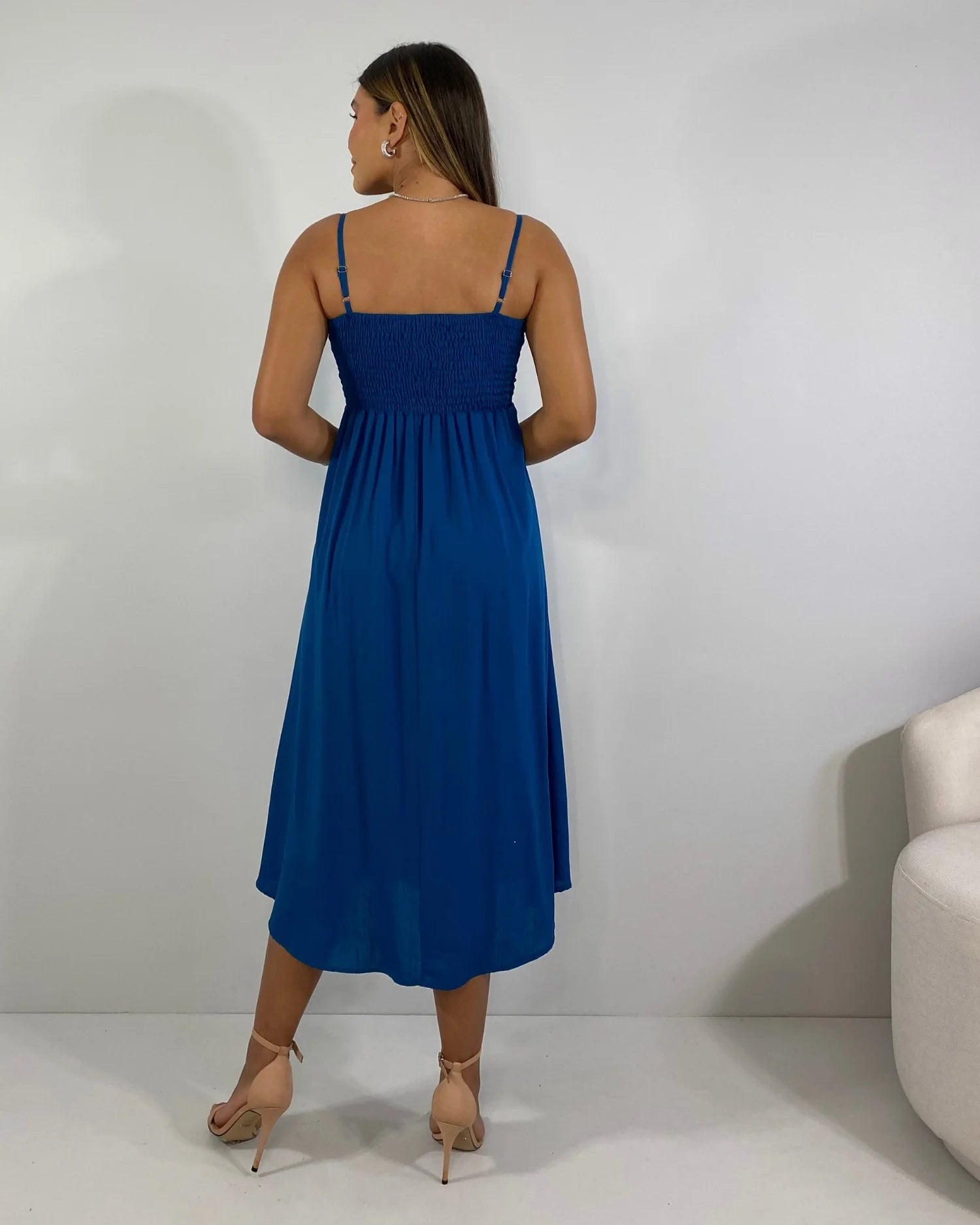 O Vestido Midi com Fenda Bella é a combinação perfeita de elegância e conforto para a mulher moderna. Feito em Viscolinho, um tecido que une a suavidade da viscose com a naturalidade do linho, ele oferece um toque macio, um caimento fluido, e um visual sofisticado.