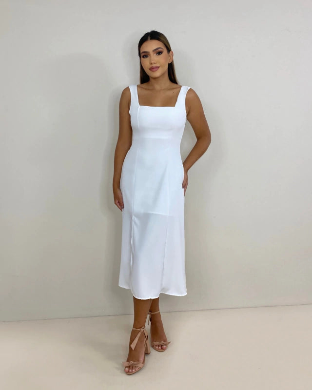 O Vestido Midi com Fenda - Elisa é a peça que combina perfeitamente com qualquer ocasião. Desenvolvido para mulheres que não abrem mão da sofisticação, este vestido é confeccionado em Crepe Premium, um tecido que garante um caimento impecável, conforto excepcional, e um visual elegante sem esforço.