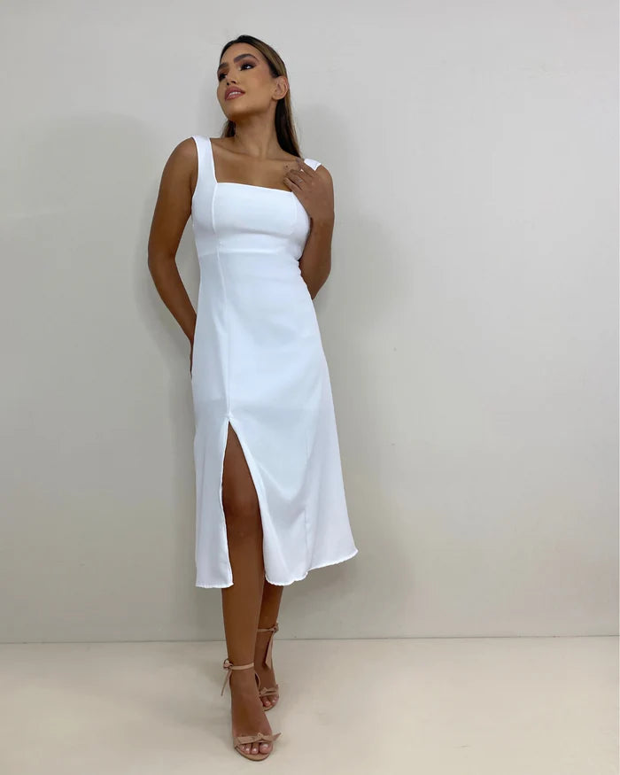 O Vestido Midi com Fenda - Elisa é a peça que combina perfeitamente com qualquer ocasião. Desenvolvido para mulheres que não abrem mão da sofisticação, este vestido é confeccionado em Crepe Premium, um tecido que garante um caimento impecável, conforto excepcional, e um visual elegante sem esforço.