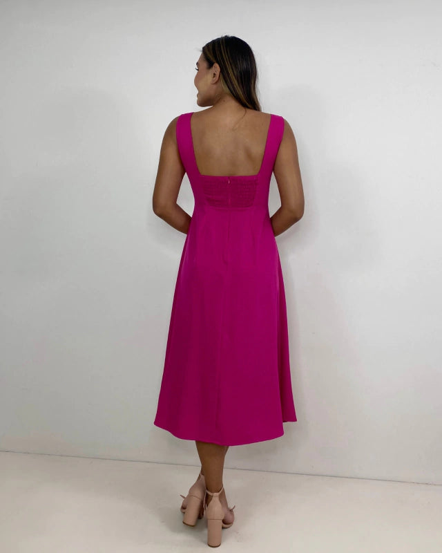 O Vestido Midi com Fenda - Elisa é a peça que combina perfeitamente com qualquer ocasião. Desenvolvido para mulheres que não abrem mão da sofisticação, este vestido é confeccionado em Crepe Premium, um tecido que garante um caimento impecável, conforto excepcional, e um visual elegante sem esforço.