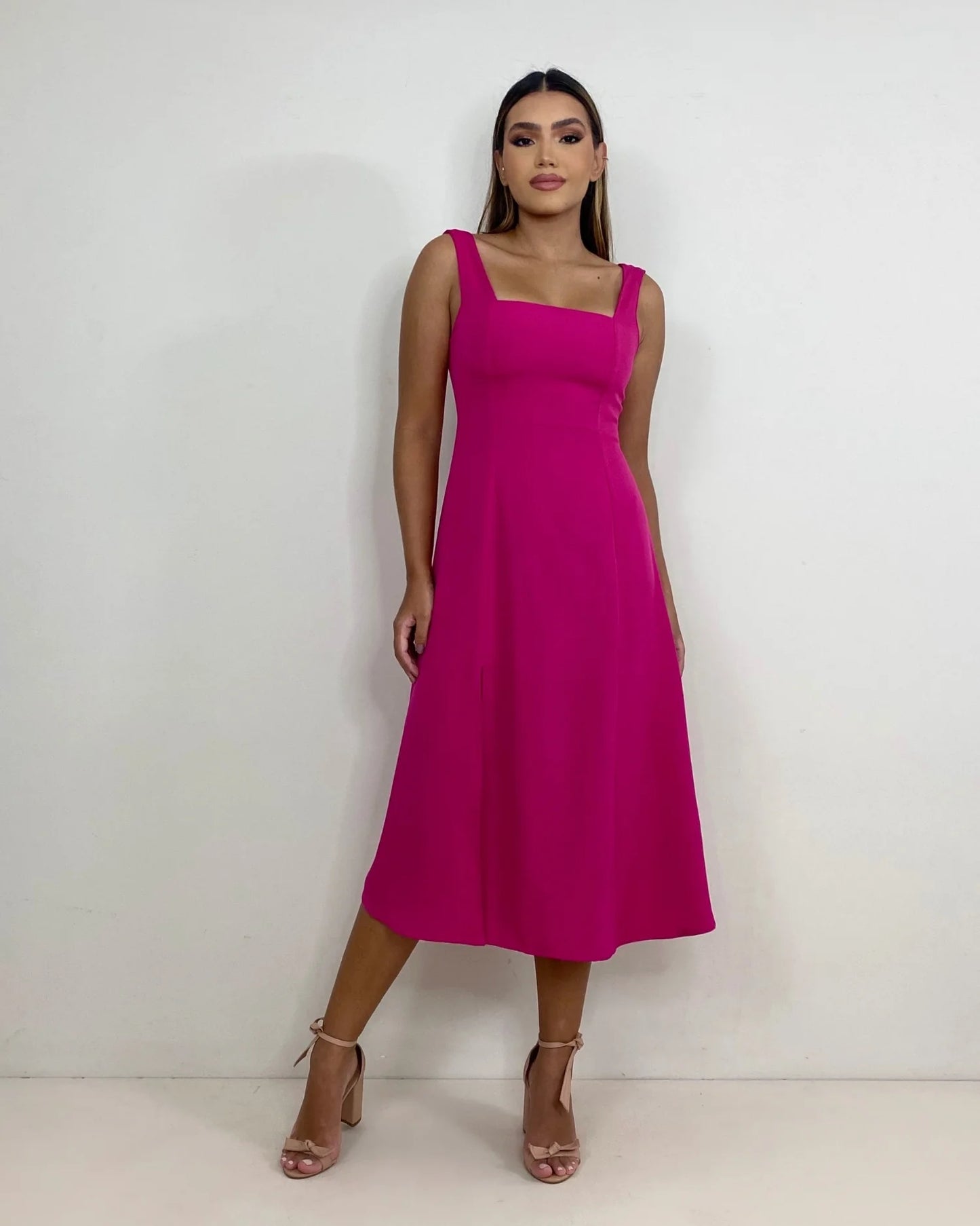 O Vestido Midi com Fenda - Elisa é a peça que combina perfeitamente com qualquer ocasião. Desenvolvido para mulheres que não abrem mão da sofisticação, este vestido é confeccionado em Crepe Premium, um tecido que garante um caimento impecável, conforto excepcional, e um visual elegante sem esforço.