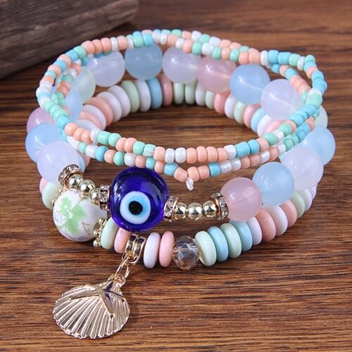 Se você busca acessórios que dão um ar bem fashion no look, pulseira de olho grego e ótima opção para você!