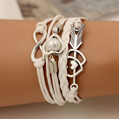 Pulseira Louise, possui design moderno e exclusivo, destacando a beleza e contemporaneidade