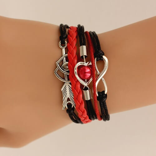 Pulseira Louise, possui design moderno e exclusivo, destacando a beleza e contemporaneidade