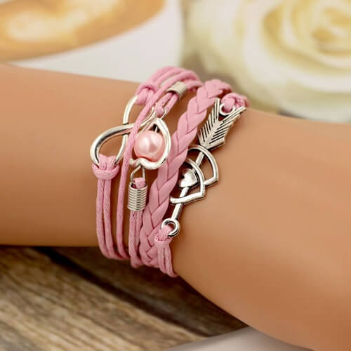 Pulseira Louise, possui design moderno e exclusivo, destacando a beleza e contemporaneidade