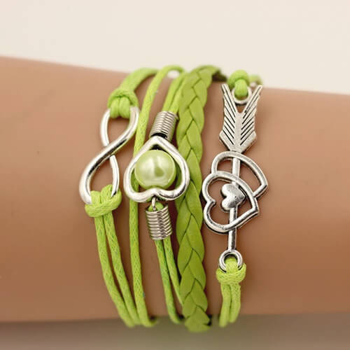 Pulseira Louise, possui design moderno e exclusivo, destacando a beleza e contemporaneidade